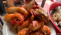 Pindang baung harganya Rp 40.000 seporsi. Kemudian untuk pindang patin harganya lebih murah yaitu Rp 20.000. Paling mahal ada pindang udang yaitu Rp 50.000. Foto: detikFood