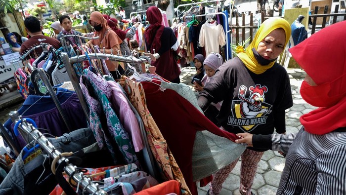 BAJU LEBARAN GRATIS JOLIJOLAN Warga memilih pakaian layak pakai secara gratis maupun barter kegiatan bertajuk Berburu Baju Lebaran di Komunitas Joli Jolan, Solo, Jawa Tengah, Sabtu (8/4/2023). Selain berbagi dan bertukar barang layak pakai, kegiatan rutin KomunitasJoli Jolan tersebut digelar sebagai upaya edukasi mengurangi perilaku konsumtif masyarakat jelang Lebaran. ANTARAFOTO/Maulana Surya/hp.