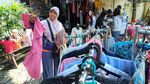 Komunitas Sosial di Solo Bagikan Baju Lebaran Gratis