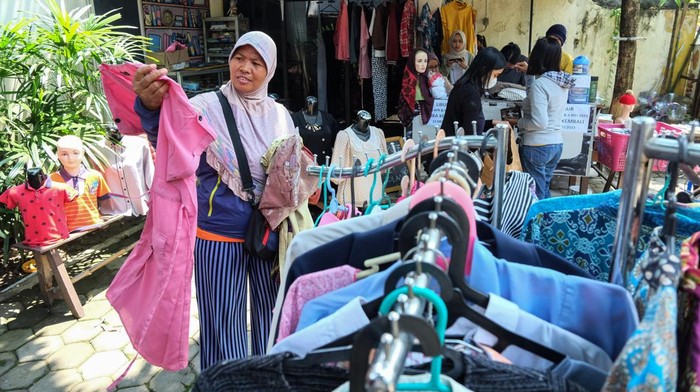 BAJU LEBARAN GRATIS JOLIJOLAN Warga memilih pakaian layak pakai secara gratis maupun barter kegiatan bertajuk Berburu Baju Lebaran di Komunitas Joli Jolan, Solo, Jawa Tengah, Sabtu (8/4/2023). Selain berbagi dan bertukar barang layak pakai, kegiatan rutin KomunitasJoli Jolan tersebut digelar sebagai upaya edukasi mengurangi perilaku konsumtif masyarakat jelang Lebaran. ANTARAFOTO/Maulana Surya/hp.