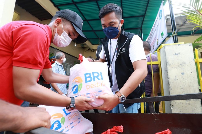 Cara Bri Group Maknai Bulan Ramadan Berbagi Sembako Mudik Gratis