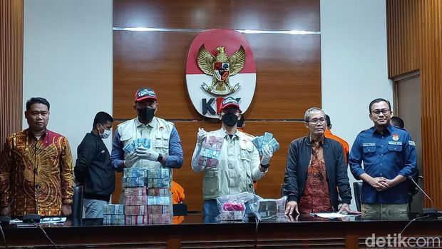 Bupati Meranti, Muhammad Adil, jadi tersangka KPK karena kasus dugaan korupsi sebagai penerima dan pemberi suap. Adil terkena OTT KPK pada Kamis, 6 April 2023.