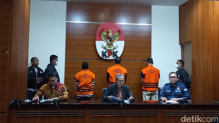 Bupati Meranti, Muhammad Adil, jadi tersangka KPK karena kasus dugaan korupsi sebagai penerima dan pemberi suap. Adil terkena OTT KPK pada Kamis, 6 April 2023.