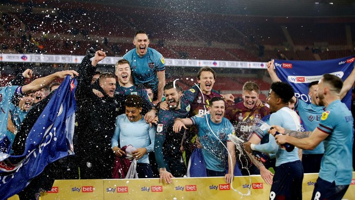 Soccer Football - Championship - Middlesbrough v Burnley - Riverside Stadium, Middlesbrough, Britain - April 7, 2023 Burnley celebrate promotion to the Premier League Action Images via Reuters/Craig Brough  EDITORIAL USE ONLY. No use with unauthorized audio, video, data, fixture lists, club/league logos or live services. Online in-match use limited to 75 images, no video emulation. No use in betting, games or single club/league/player publications.  Please contact your account representative for further details.