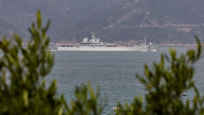 Soldiers stand on the deck of a Chinese warship as it sails during a military drill near Fuzhou, Fujian Province, near the Taiwan-controlled Matsu Islands that are close to the Chinese coast, China, April 8, 2023. REUTERS/Thomas Peter