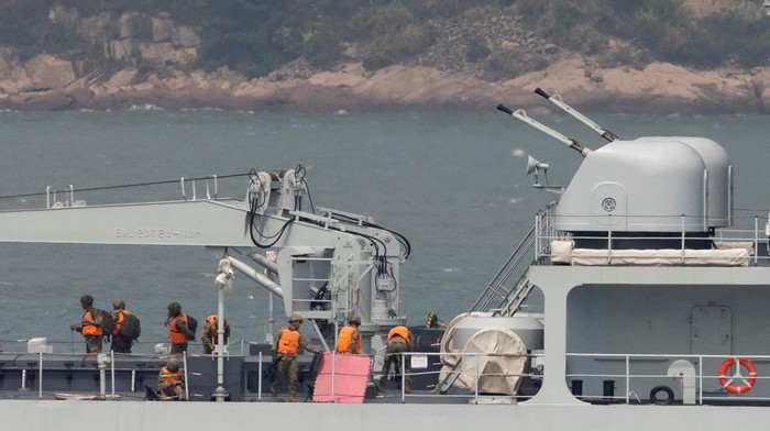 Soldiers stand on the deck of a Chinese warship as it sails during a military drill near Fuzhou, Fujian Province, near the Taiwan-controlled Matsu Islands that are close to the Chinese coast, China, April 8, 2023.  REUTERS/Thomas Peter