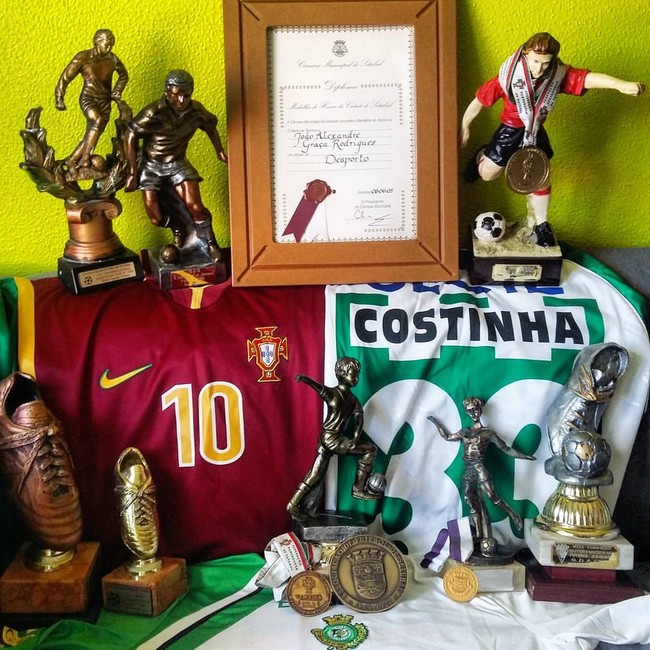 Pria tersebut pernah bermain 13 kali untuk berbagai tim muda Portugal sampai bergabung dalam tim Under-20 tapi berakhir di klub yang kurang tergala. Setelah pindah sana-sini, ia akhirnya memutuskan untuk berhenti pada 2011. Tapi ketika aku sadar ketika aku tidak akan menjadi sebagus yang aku pikirkan, aku fokus pada solusi lain, tambah Costinha.Foto: Facebook