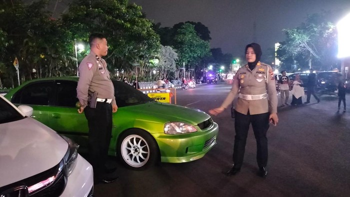 Dua mobil yang diamankan petugas kepolisian karena terlibat balap liar.