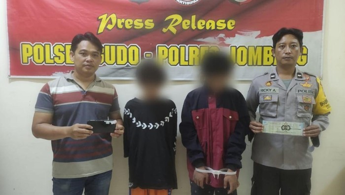 Dua pelaku perampasan motor di Jombang setelah ditangkap