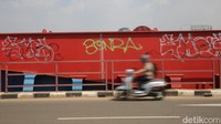 Pengendara melintasi jembatan merah di seberang pintu tol Marga Jaya, Becakayu, Kota Bekasi, Jawa Barat, Sabtu (8/4/2023).