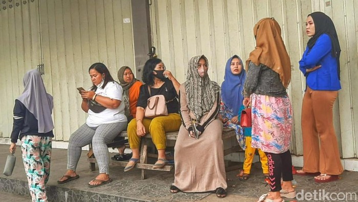 Emak-emak korban arisan online di Situbondo