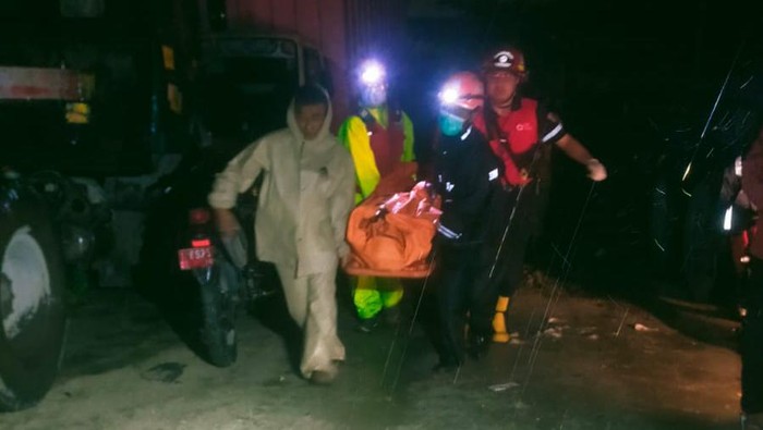 Evakuasi dua jenazah tewas tersengat listrik di pergudangan Kalianak, Surabaya