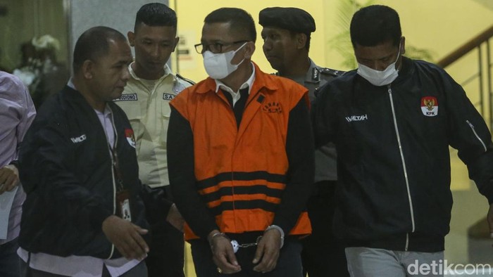 KPK menetapkan Bupati Kepulauan Meranti M Adil sebagai tersangka dugaan korupsi pemotongan anggran, gratifikasi jasa travel umrah dan suap pemeriksa keuangan.