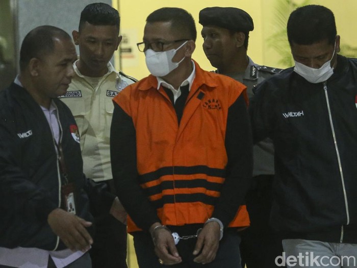 KPK menetapkan Bupati Kepulauan Meranti M Adil sebagai tersangka dugaan korupsi pemotongan anggran, gratifikasi jasa travel umrah dan suap pemeriksa keuangan.