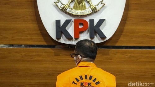 KPK menetapkan Bupati Kepulauan Meranti M Adil sebagai tersangka dugaan korupsi pemotongan anggran, gratifikasi jasa travel umrah dan suap pemeriksa keuangan.