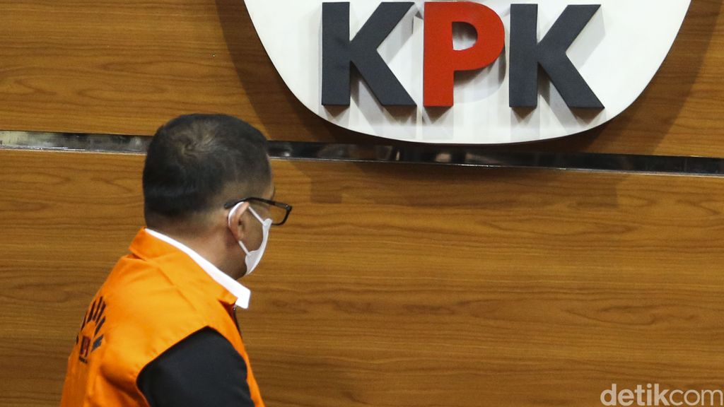 KPK menetapkan Bupati Kepulauan Meranti M Adil sebagai tersangka dugaan korupsi pemotongan anggran, gratifikasi jasa travel umrah dan suap pemeriksa keuangan.