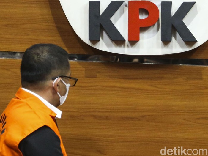 KPK menetapkan Bupati Kepulauan Meranti M Adil sebagai tersangka dugaan korupsi pemotongan anggran, gratifikasi jasa travel umrah dan suap pemeriksa keuangan.