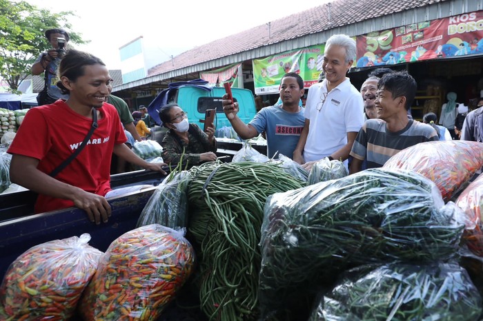 Ganjar Pranowo Cek Stok dan Harga Bahan Pokok di Solo