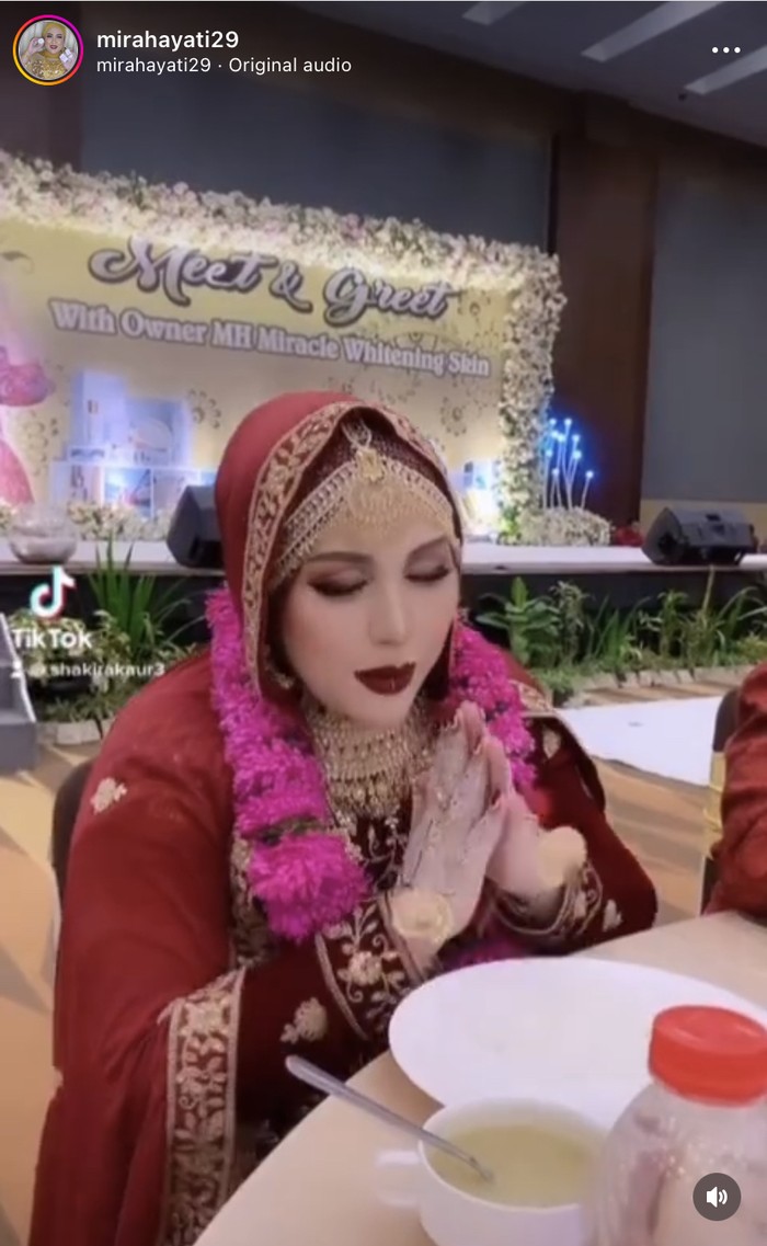 Gaya Makan Mira Hayati, Bos Kosmetik yang Viral Punya Tas Emas Gaya Makan Mira Hayati, Bos Kosmetik yang Viral Punya Tas Emas