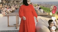 Nah kalau ini penampilan cantik dan glamour dari Mira saat ngeteh dan ngemil sore di salah satu beach club yang ada di Bali. Foto: Instagram/TikTok