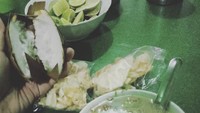  Sebagai orang Makassar tentu dirinya paling suka menyantap coto Makassar yang gurih sedap. Foto: Instagram/TikTok
