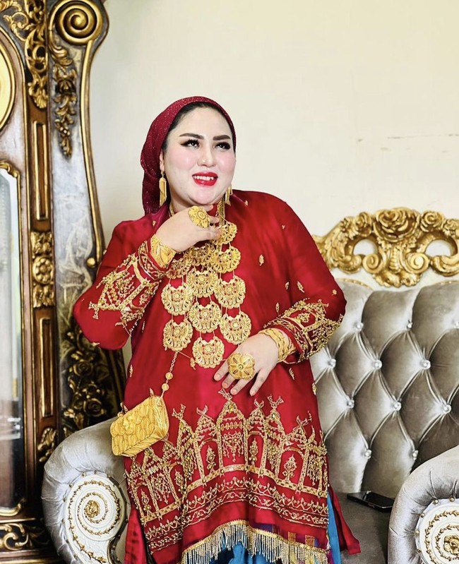 Selain itu, Mira Hayati yang merupakan salah satu jemaah haji dari Makassar diintai pajak impor oleh bea cukai karena membeli emas di Arab. Mira membeli emas seberat 1 kilogram dari Arab Saudi. Mira mengaku akan membagikan emas tersebut kepada keluarganya sebagai oleh-oleh pada Juli 2023 lalu. Foto: Instagram/TikTok.