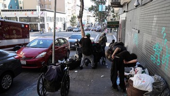 Pemandangan semacam ini umum ditemui di jalanan San Francisco. Gelandangan membaur di antara warga dan penduduk. Foto: Getty Images