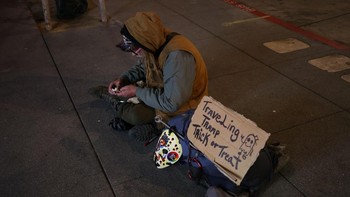 Seorang pengemis di pinggir jalan San Francisco. Banyak gelandangan memilih tinggal di California karena cuacanya relatif hangat dibandingkan wilayah lain di AS dan juga jarang turun salju. Foto: Getty Images