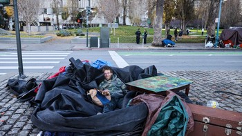 Pemilik rumah, bisnis, dan pemimpin lokal di San Francisco frustrasi dengan banyaknya tunawisma yang terlihat, termasuk jalan umum yang diblokir oleh tenda dan sampah yang menumpuk. Foto: Getty Images