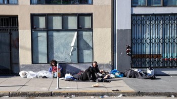 Jalanan San Francisco dikotori dengan jarum suntik obat, sampah, dan kotoran, mengakibatkan tingkat kontaminasi yang dikatakan jauh lebih besar daripada komunitas di Brasil atau Kenya atau India. Foto: Getty Images
