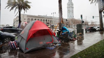 Tidak seperti di berbagai kota besar dunia, gelandangan dibiarkan saja berada di tengah perkotaan San Francisco, bahkan di depan gedung pemerintahan. Foto: Getty Images
