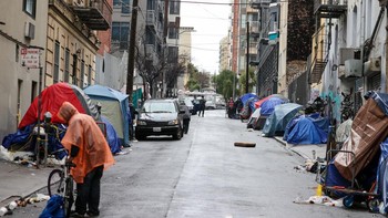 Menurut perkiraan di San Franciscos Point-in-Time Count, sebanyak 20.000 penduduk mengalami jadi tunawisma di tahun 2022, jumlah yang mencengangkan di kota dengan hanya lebih dari 800.000 penduduk. Jika perkiraan itu benar, hampir 2,5% warga San Francisco pernah menjadi tunawisma di tahun 2022. Pernah karena sebagian di antara mereka akhirnya bisa lolos dari jalanan. Foto: Getty Images