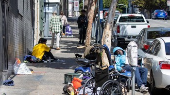 Para gelandangan berkeliaran di jalur trotoar di kota San Francisco. San Francisco adalah wilayah yang dekat dengan pusat perusahaan teknologi tinggi Amerika Serikat yang biasa disebut Silicon Valley. Foto: Getty Images