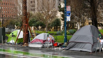 Apa yang bisa dilakukan San Francisco untuk menurunkan tingkat gelandangan yang tinggi? Bagian dari jawabannya adalah mencegah orang menjadi gelandangan. Namun itu tentu tidak semudah membalik telapak tangan. Foto: Getty Images