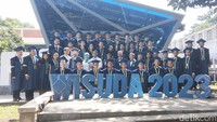 Sesaat sebelum menyebutkan nama Eril, Ridwan Kami sempat tertahan dan menyeka air matanya. Para wisudawan dan tamu undangan yang datang pun pada saat itu memberikan tepuk tangan sebagai tanda penghormatan bagi almarhum Eril. (Foto: Rifat Alhamidi/detikJabar)