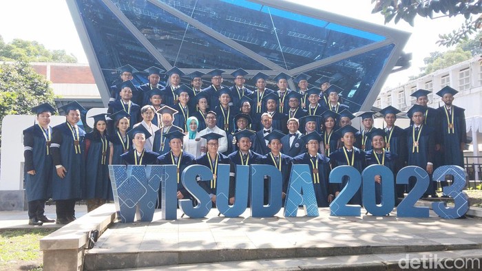 Gubernur Jawa Barat Ridwan Kamil hadir mewakili almarhum putra sulungnya Emmeril Kahn Mumtadz di ITB, Sabtu (8/4/2023). Gubernur Jawa Barat Ridwan Kamil hadir mewakili almarhum putra sulungnya Emmeril Kahn Mumtadz di ITB, Sabtu (8/4/2023).