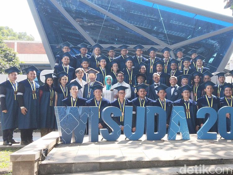 Momen Haru Ridwan Kamil Wakili Wisuda Eril