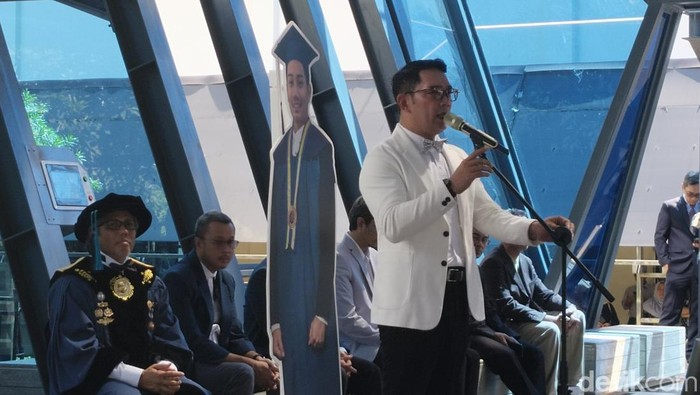 Gubernur Jawa Barat Ridwan Kamil hadir mewakili almarhum putra sulungnya Emmeril Kahn Mumtadz di ITB, Sabtu (8/4/2023). Gubernur Jawa Barat Ridwan Kamil hadir mewakili almarhum putra sulungnya Emmeril Kahn Mumtadz di ITB, Sabtu (8/4/2023).