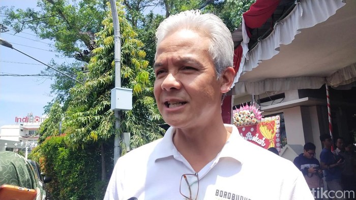 Gubernur Jawa Tengah Ganjar Pranowo ditemui di Gereja St Antonius Purbayan, Solo, Sabtu (8/4/2023).