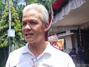 Ganjar Bikin Grup WA Pantau Perbaikan Jalan Jelang Mudik Lebaran