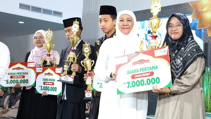 gubernur khofifah Beri Kejutan 15 Wajib Pajak Diberi Hadiah Umroh