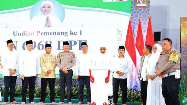 gubernur khofifah Beri Kejutan 15 Wajib Pajak Diberi Hadiah Umroh