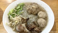 Detikfood memesan bakso urat spesial yang seporsinya sudah dapat beberapa bakso urat, dilengkapi dengan bihun, dan tentunya irisan brisket. Foto: Detikcom / Atiqa Rana