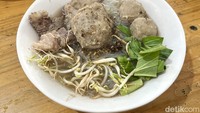 Kalau datang ke sini, kamu juga bisa cicip bakso urat besar. Seporsinya dilengkapi 1 bakso urat besar, 2 bakso urat kecil, dan beberapa tetelan daging. Foto: Detikcom / Atiqa Rana
