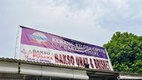 Di daerah Cinere, Depok, ada warung makan yang mencuri perhatian. Namanya warung makan Bakso Kaldu Pusaka. Foto: Detikcom / Atiqa Rana