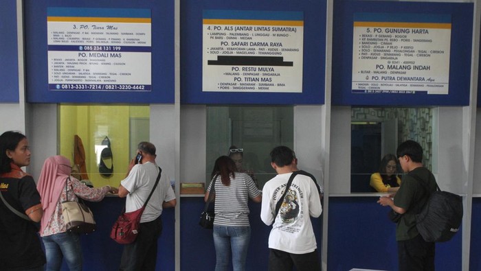 HARGA TIKET BUS ANGKUTAN LEBARAN AKAP NAIK Calon penumpang antre untuk membeli tiket bus angkutan Lebaran dengan trayek Antar Kota Antar Provinsi (AKAP) di terminal Arjosari, Malang, Jawa Timur, Sabtu (8/4/2023). Menjelang masa mudik lebaran harga tiket bus dengan trayek AKAP (Antar Kota Antar Provinsi) di terminal tersebut sudah mengalami kenaikan bervariasi antara 25 persen hingga 100 persen tergantung tujuan dan kelas. ANTARA FOTO/Ari Bowo Sucipto/hp.