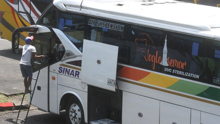 Calon penumpang antre untuk membeli tiket bus angkutan Lebaran dengan trayek Antar Kota Antar Provinsi (AKAP) di terminal Arjosari, Malang, Jawa Timur, Sabtu (8/4/2023). Menjelang masa mudik lebaran harga tiket bus dengan trayek AKAP (Antar Kota Antar Provinsi) di terminal tersebut sudah mengalami kenaikan bervariasi antara 25 persen hingga 100 persen tergantung tujuan dan kelas. ANTARA FOTO/Ari Bowo Sucipto/hp.