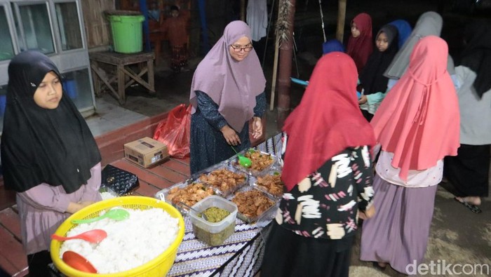 Ibu Ponorogo bagikan sahur