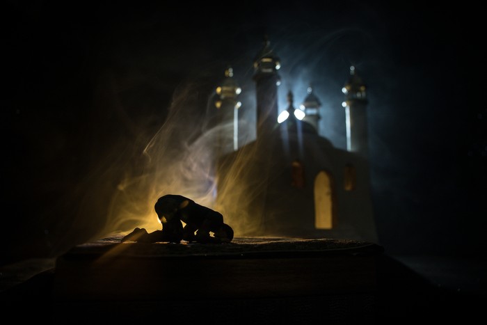 Ilustrasi ibadah pada malam lailatul qadar