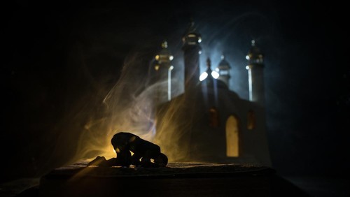 Ilustrasi ibadah pada malam lailatul qadar